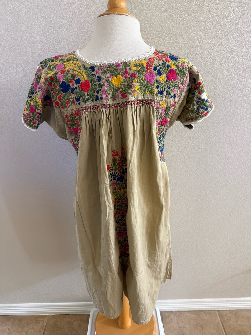 Mexican Dress Womens SZ M Tan Floral Embroidered Short Sleeve 100% Cotton - Picture 6 of 6